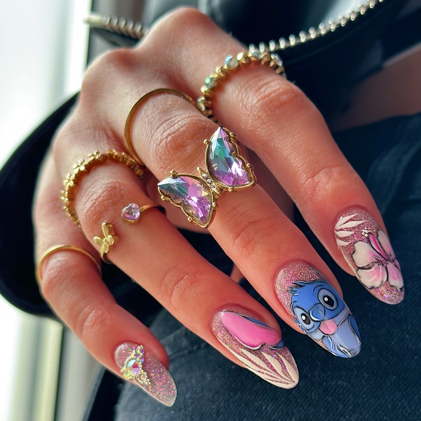 Kolorowa stylizacja paznokci z delikatnym zdobieniem – nauka technik nail art