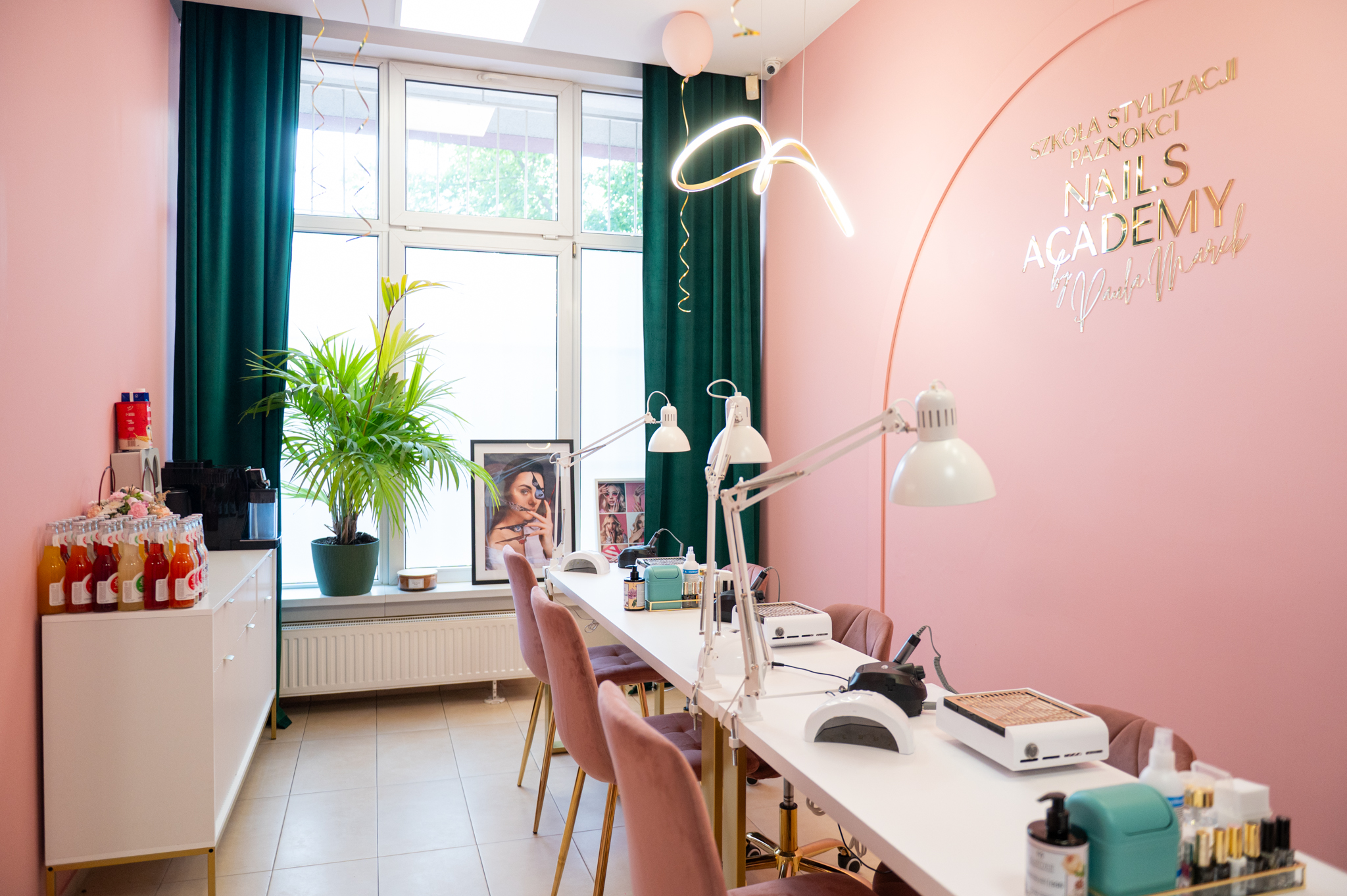 Nowoczesny salon stylizacji paznokci w Częstochowie, miejsce szkoleń i warsztatów Paula Marek
