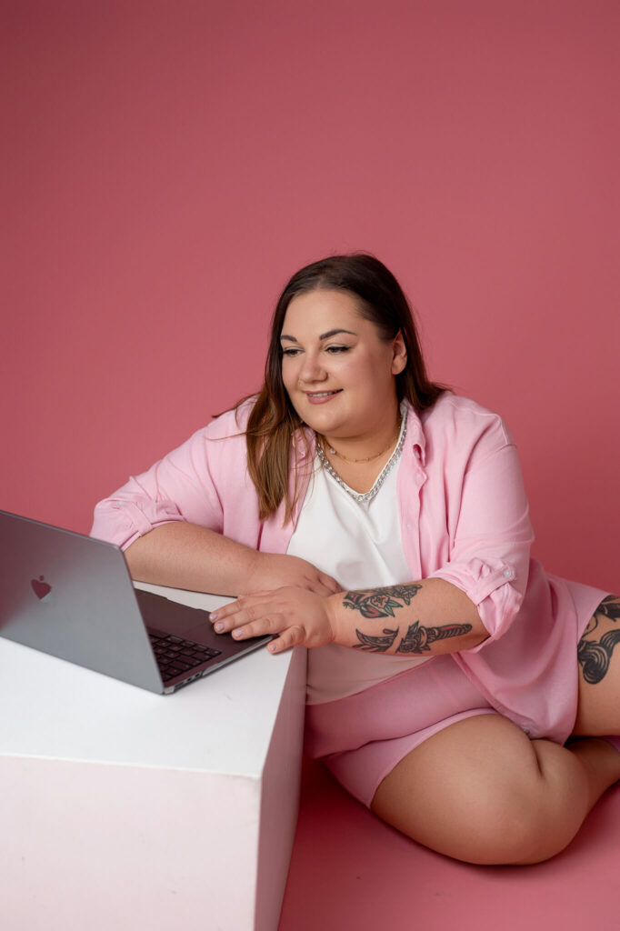 Na zdjęciu Paula Marek Nails - stylistka, instruktorka stylizacji paznokci prowadzi zapisy na szkolenia.