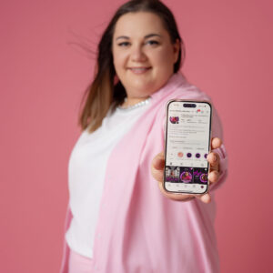 Na zdjęciu Paula Marek Nails zachęcająca do obserwacji jej kanałów na social mediach.