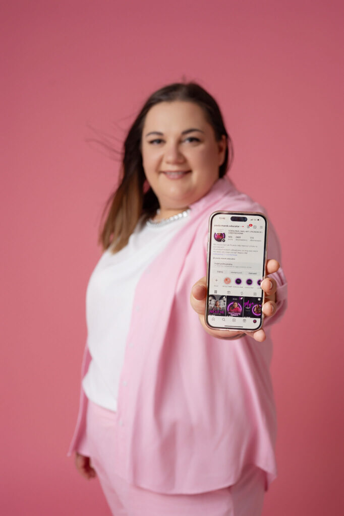 Na zdjęciu Paula Marek Nails zachęcająca do obserwacji jej kanałów na social mediach.