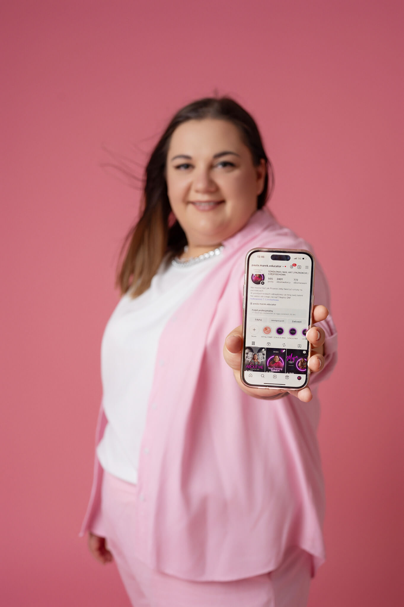 Na zdjęciu Paula Marek Nails zachęcająca do obserwacji jej kanałów na social mediach.